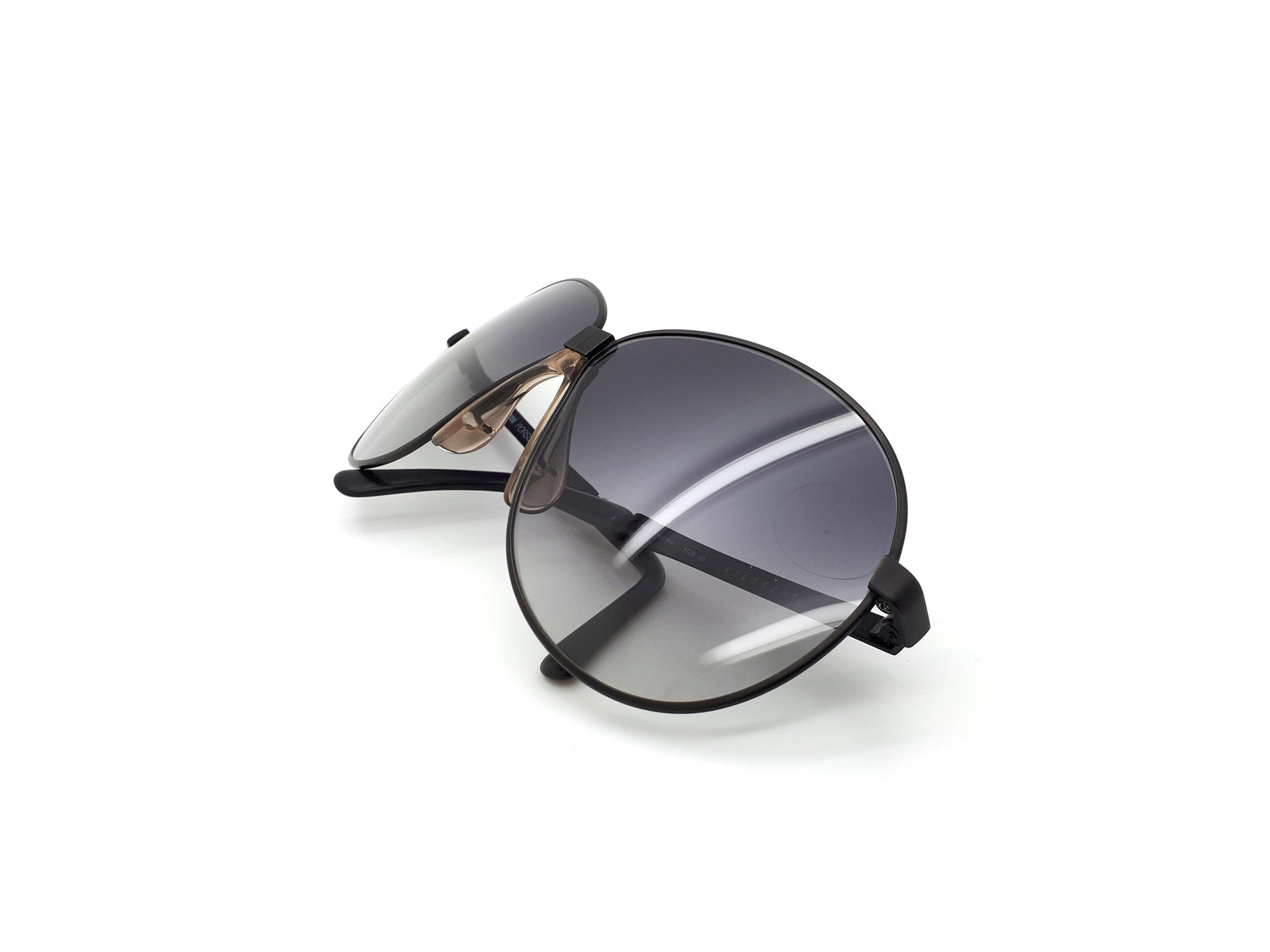 Occhiali da sole pieghevoli Carrera Porsche Design 5626 10 anni '80 con montatura placcata oro 22 carati e custodia con cerniera in pelle bordeaux - numerati. - Italia Occhiali da sole pieghevoli Carrera Porsche Design 5626 10 anni '80 con montatura placcata oro 22 carati e custodia con cerniera in pelle bordeaux - numerati. - Italia